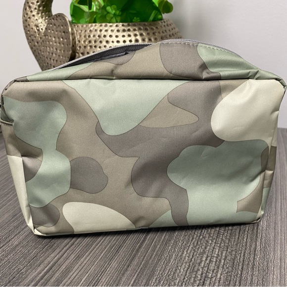 thirty-one Handbags - THIRTY-ONE || Camo Makeup Bag
